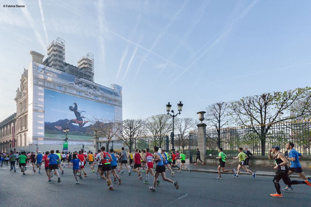 PMXL_LightAir_Louvre_Nike_Ba_che_tendue_Grand_Format_1_1000.jpg