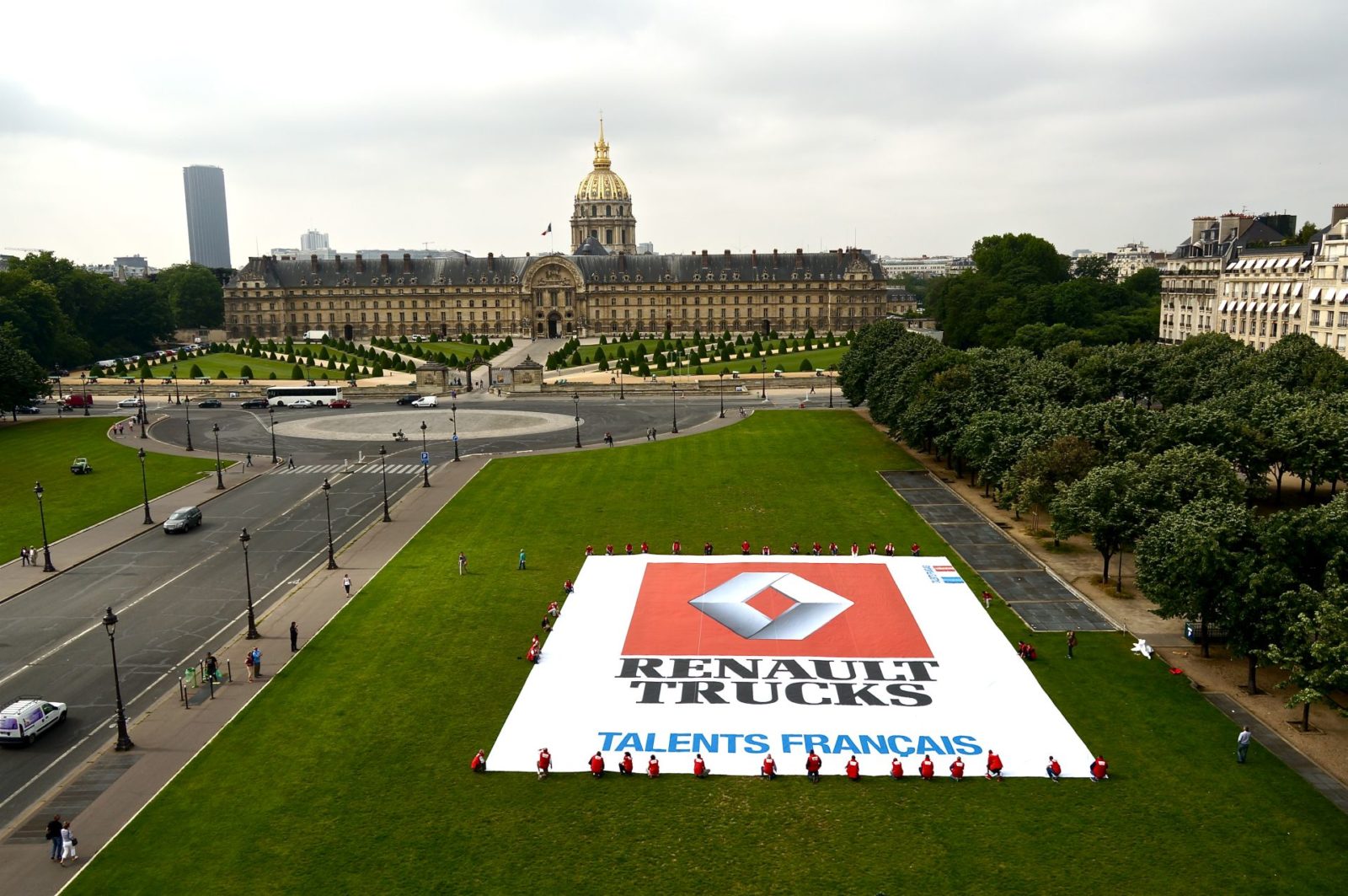 toile-pvc-grand-format-renault-trucks-paris