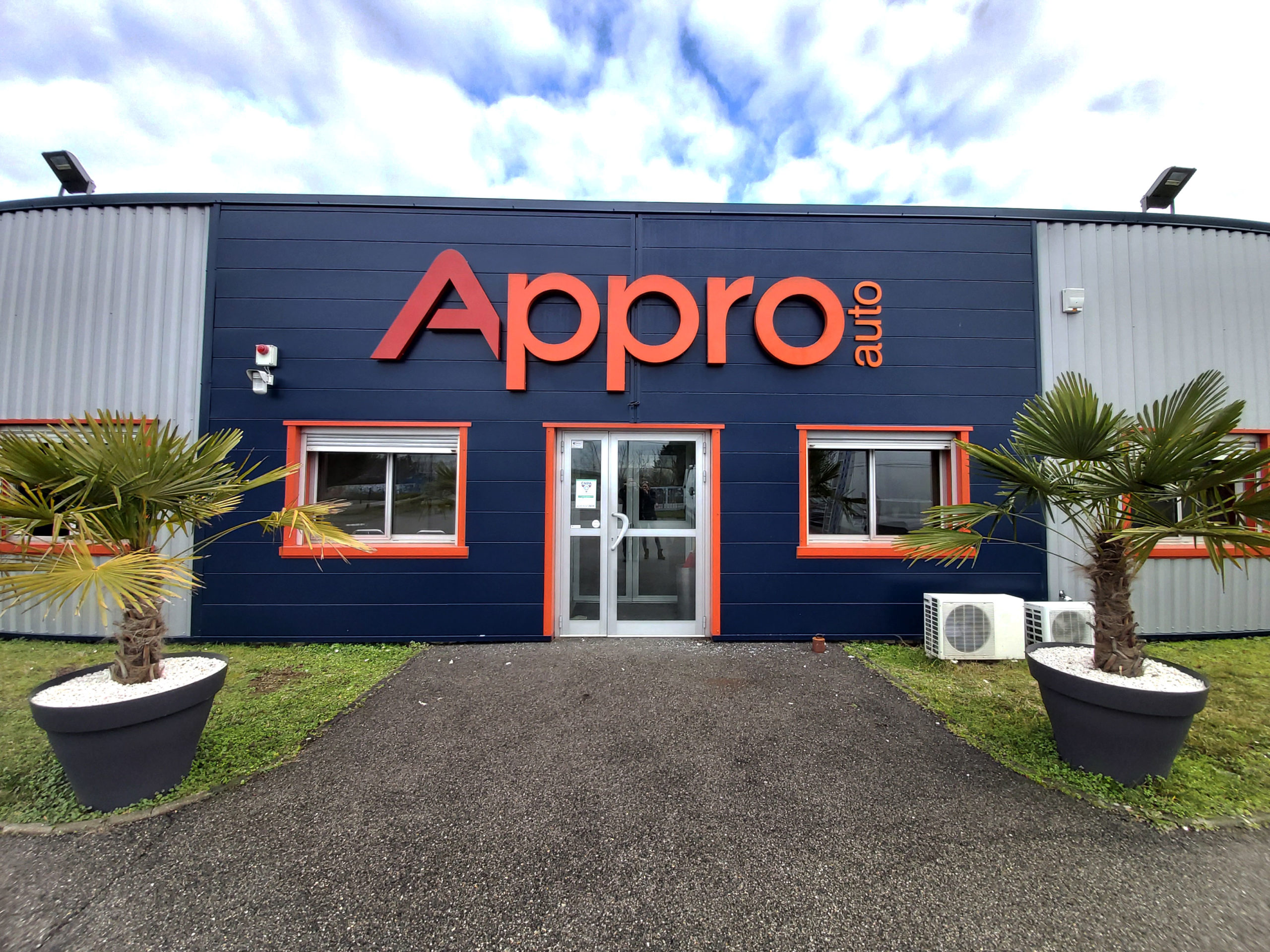 Appro Auto sublime son enseigne publicitaire avec LightAir