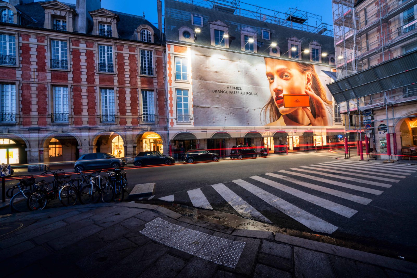 publicité sur façade paris Place Vosges