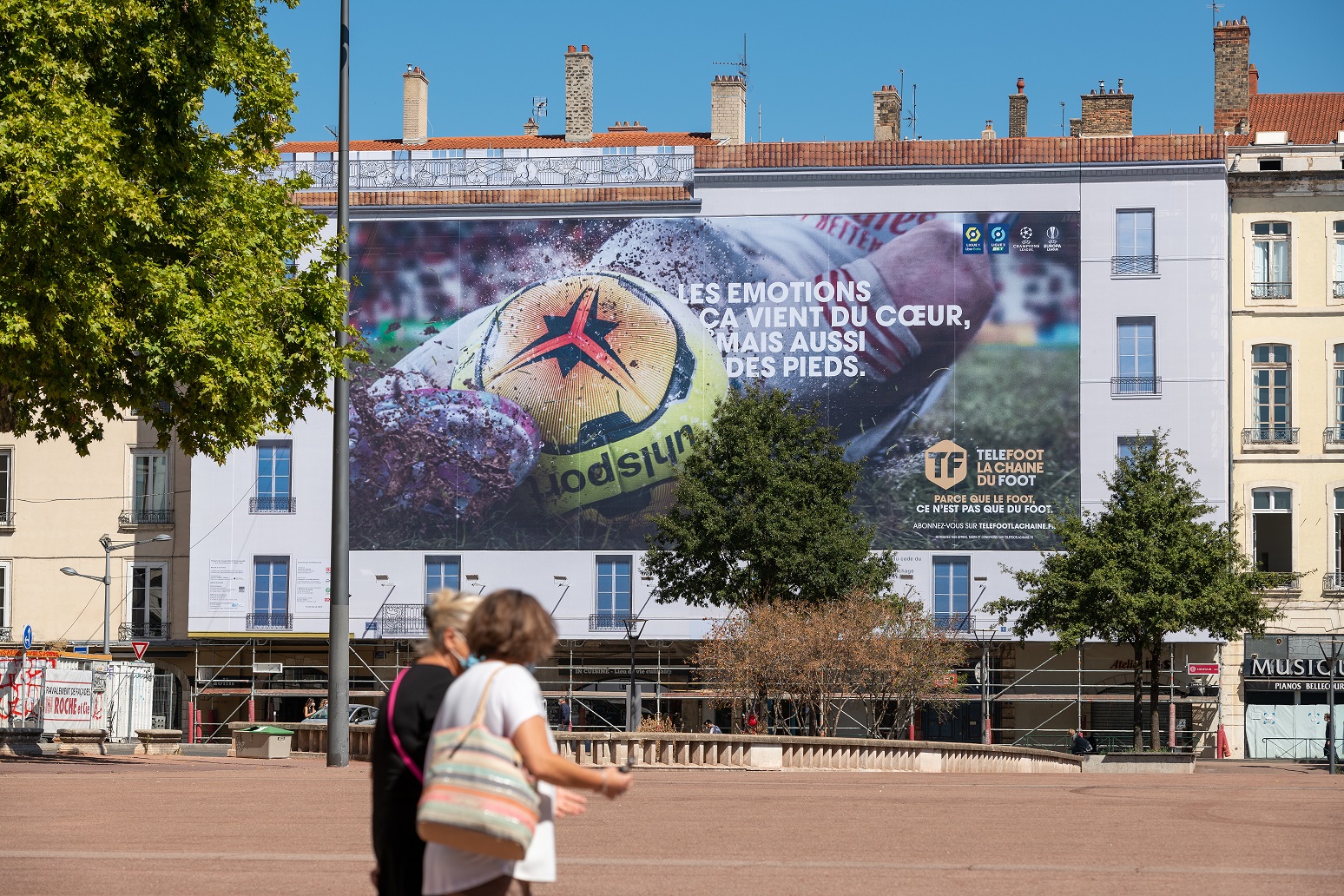 Publicite sur echafaudage Telefoot cree la surprise place Bellecour
