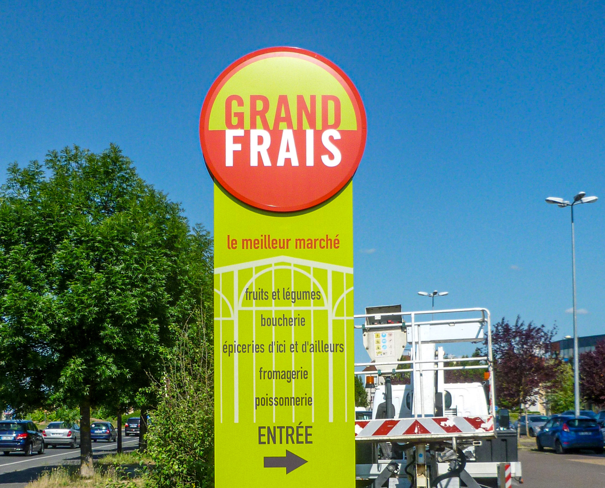 Totem - enseigne publicitaire pour bâtiment