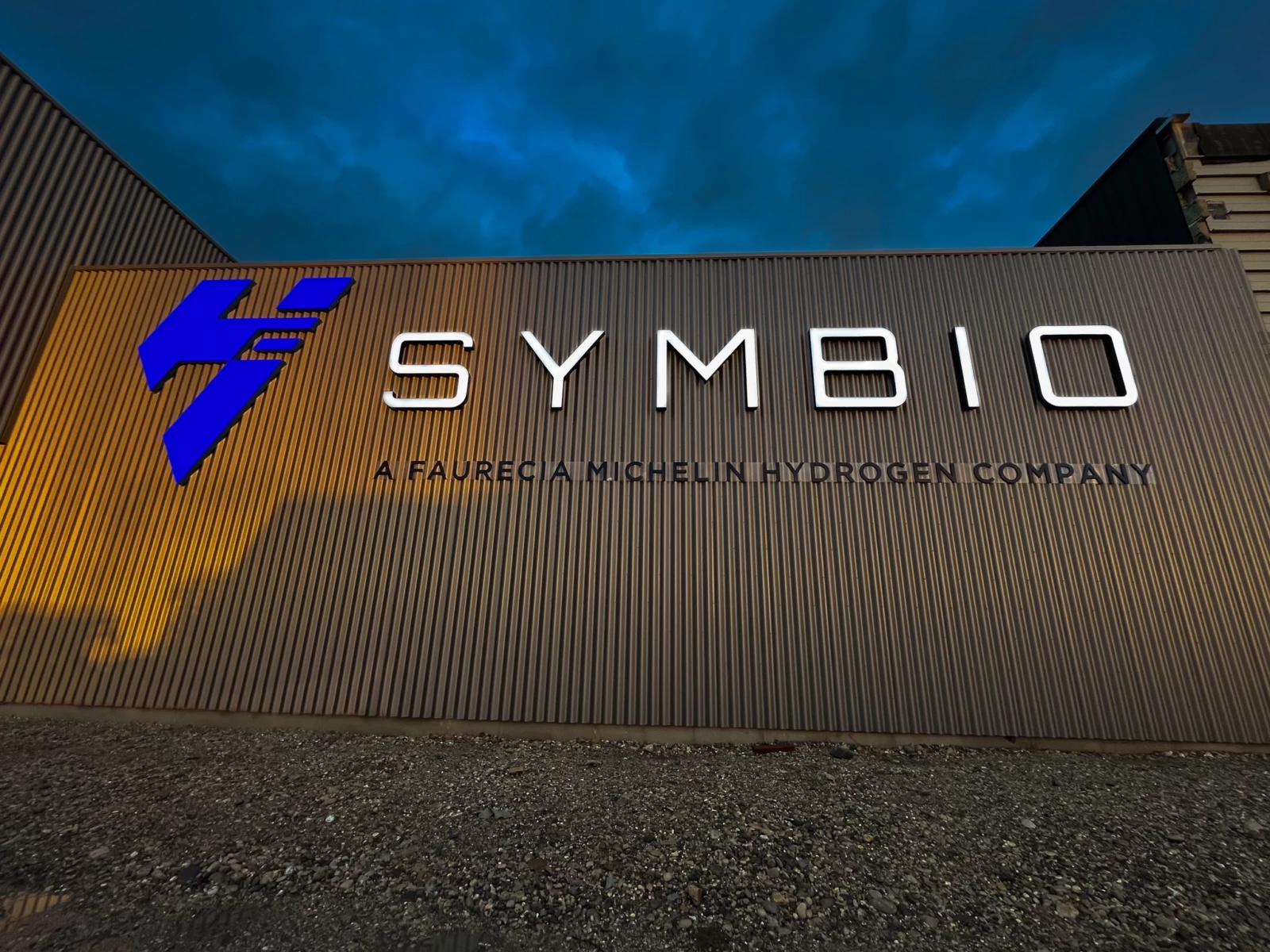 enseigne-lumineuse-sur-batiment-symbio-lightair