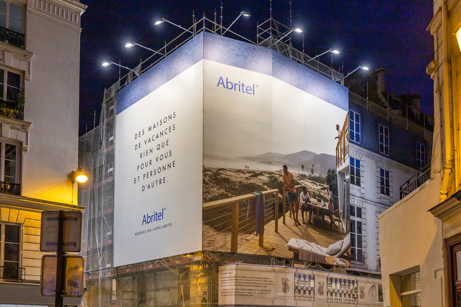 publicité-sur-échafaudage-grand-format-scaffbox-abritel-rue-vieille-du-temple-paris-lightair