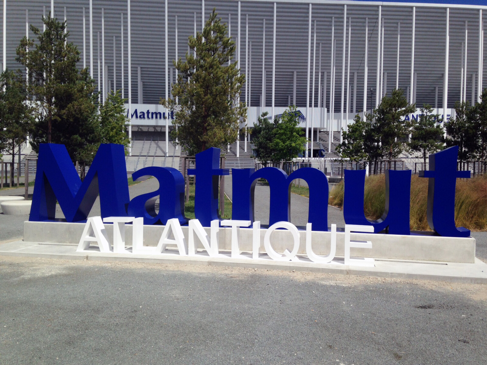 enseigne-stade-matmut-lightair-habillage-complexe-sportif-bordeaux-enceinte-sportive