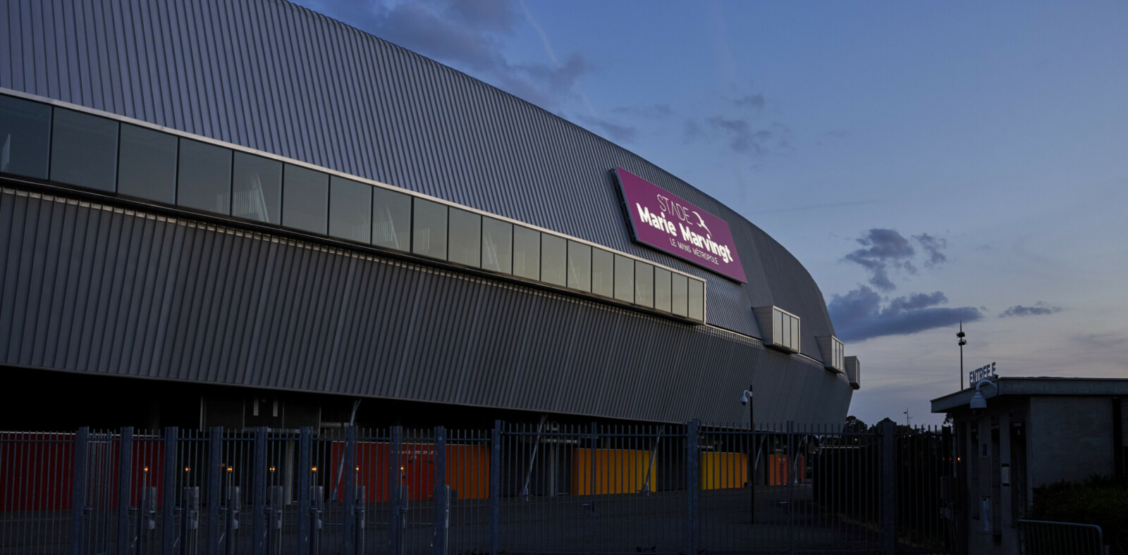 enseigne-lumineuse-enceinte-sportive-stade-mans