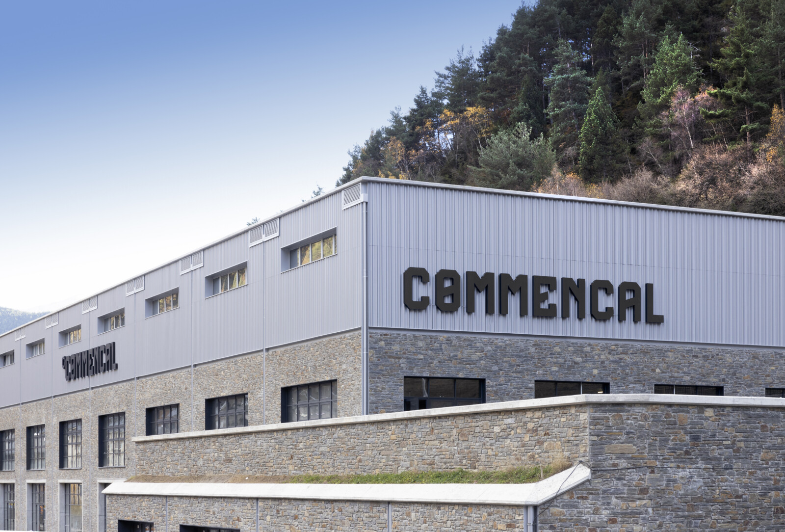 enseigne-lettres-boitier-commencal-illumine-andorre