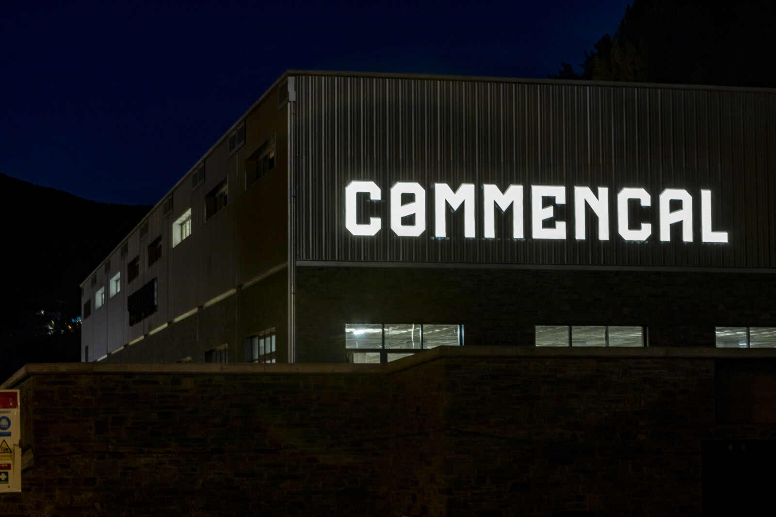 enseigne-lettres-boitier-commencal-illumine-andorre