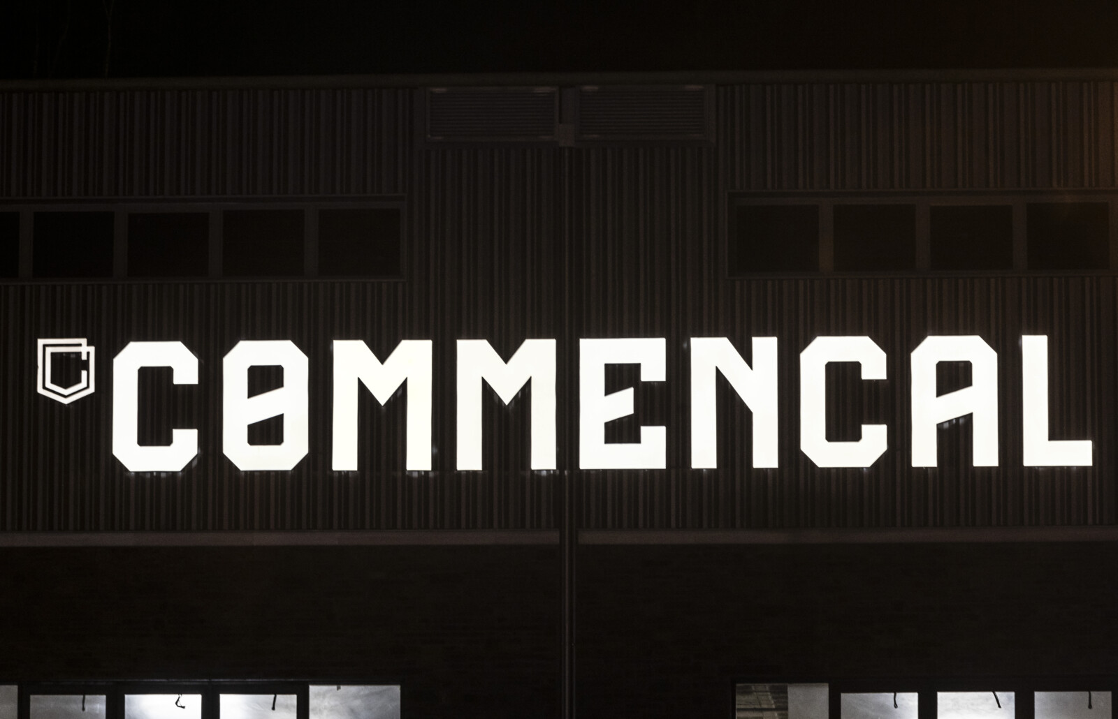 enseigne-lettres-boitier-commencal-illumine-andorre