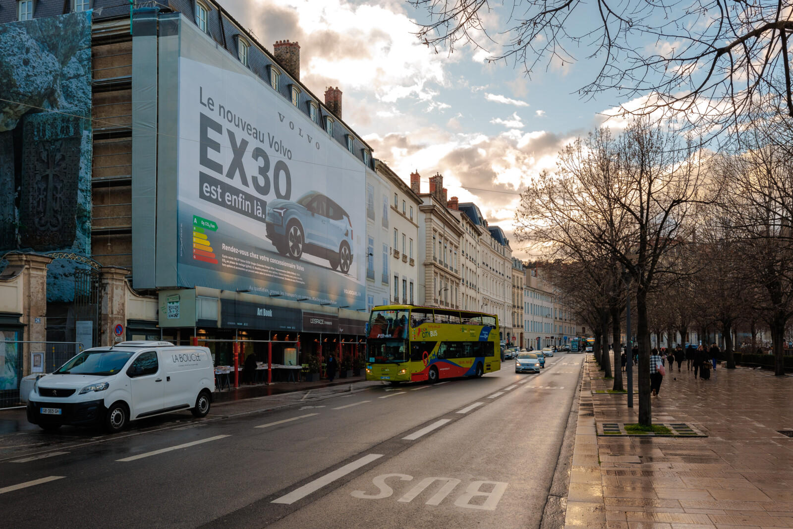 affichage-grand-format-volvo-lyon-lightair