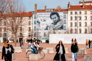 toile-publicitaire-lyon-armani-lightair