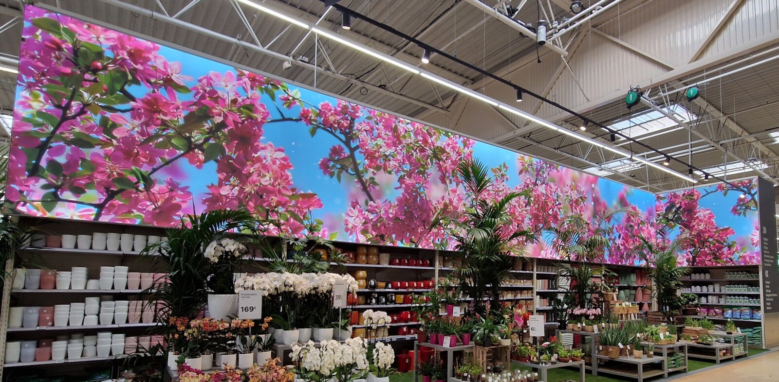 Caisson lumineux intérieur : Leroy Merlin personnalise magasin