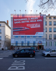 bache-publicitaire-xxl-trenitalia-place-bellecour