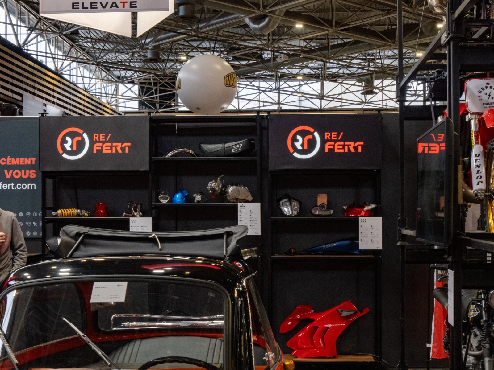 amenagement-salon-professionnel-2-roues-avec-caissons-lumineux