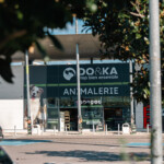 doka-magasins-adhesif-vitrine-toile-tendue-enseigne-lumineuse