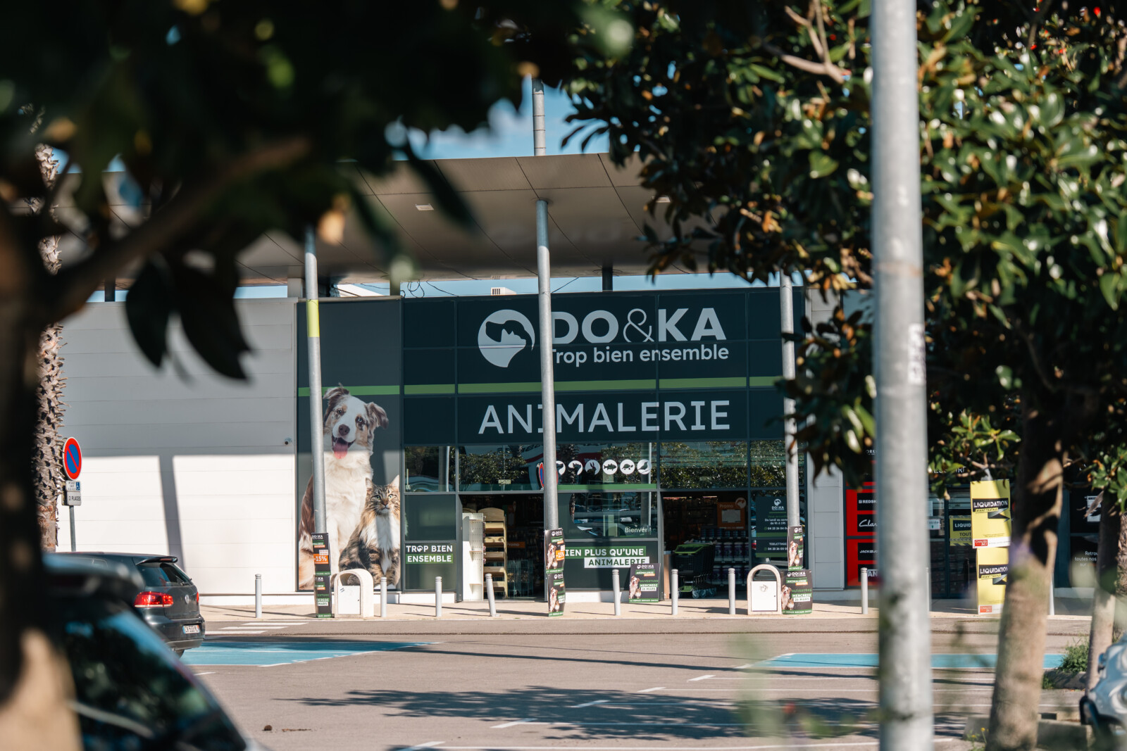 doka-magasins-adhesif-vitrine-toile-tendue-enseigne-lumineuse