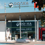 doka-magasins-adhesif-vitrine-toile-tendue-enseigne-lumineuse