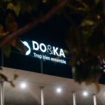 doka-magasins-adhesif-vitrine-toile-tendue-enseigne-lumineuse