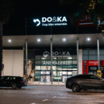 doka-magasins-adhesif-vitrine-toile-tendue-enseigne-lumineuse