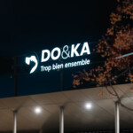 doka-magasins-adhesif-vitrine-toile-tendue-enseigne-lumineuse