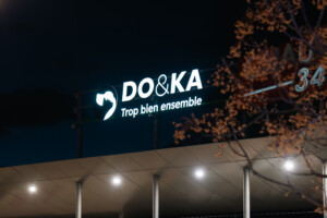 doka-magasins-adhesif-vitrine-toile-tendue-enseigne-lumineuse
