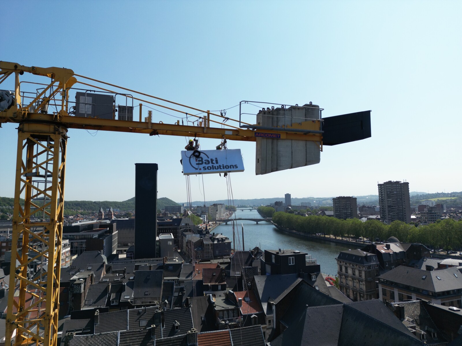 enseigne-publicitaire-grue-pose-sans-limite-meme-en-hauteur