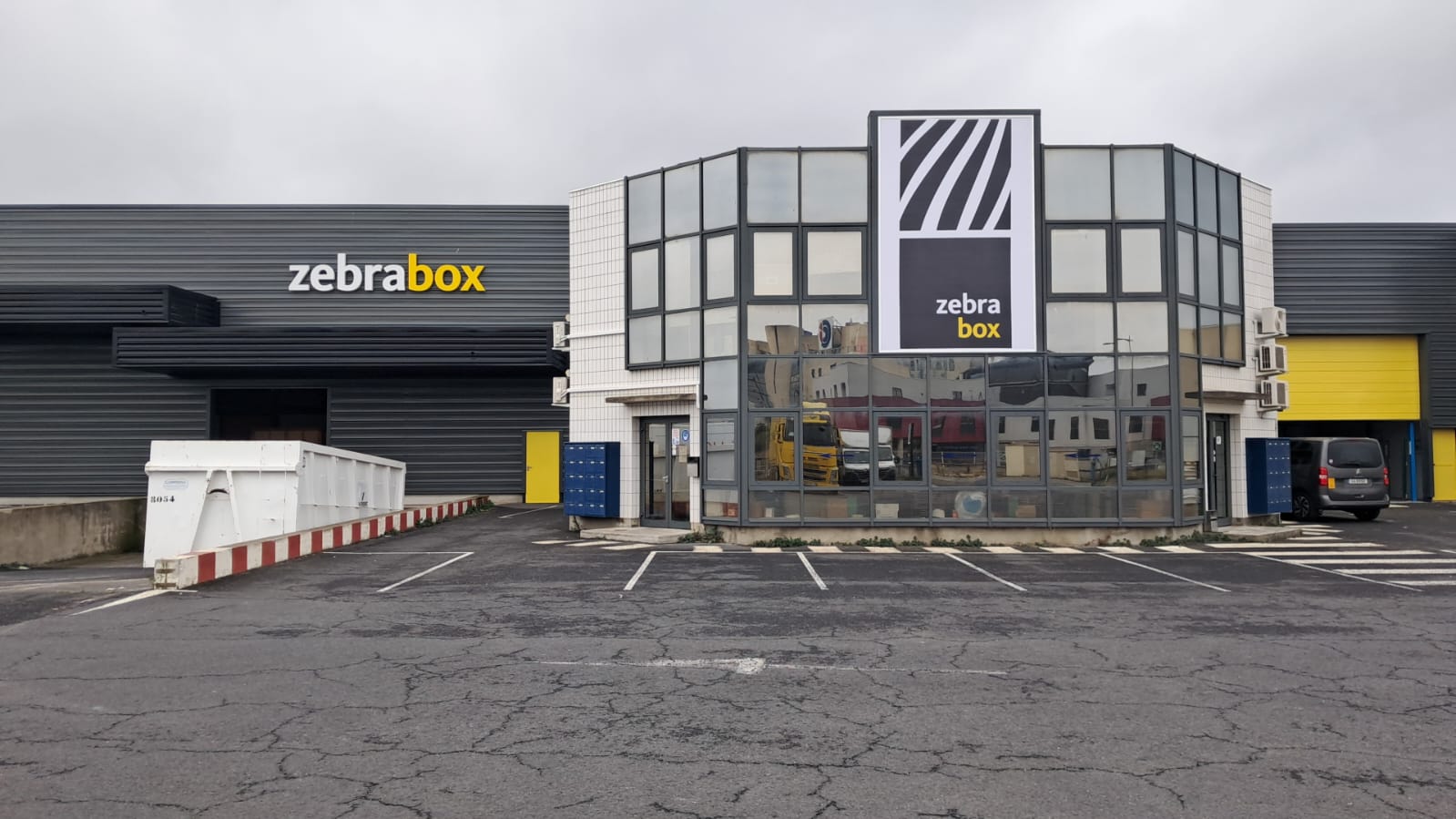 enseigne-site-logistique-equipement-complet-zebrabox