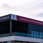 Adhésif-enseigne-solution-flexible-promotion-locaux-Actipole