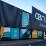 enseigne-magasin-centrakor-lozanne-visibilite-maximale-facade-relookee
