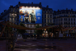 bache-publicitaire-personnalisee-xxl-amazon-prime-notoriete-lyon