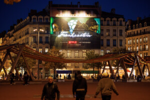 Publicité-grand-format-Lyon-toile-NETFLIX-Place-Bellecour