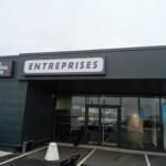 Enseigne lightbox vs lettres découpées – cas Centrale Auto en région lyonnaise