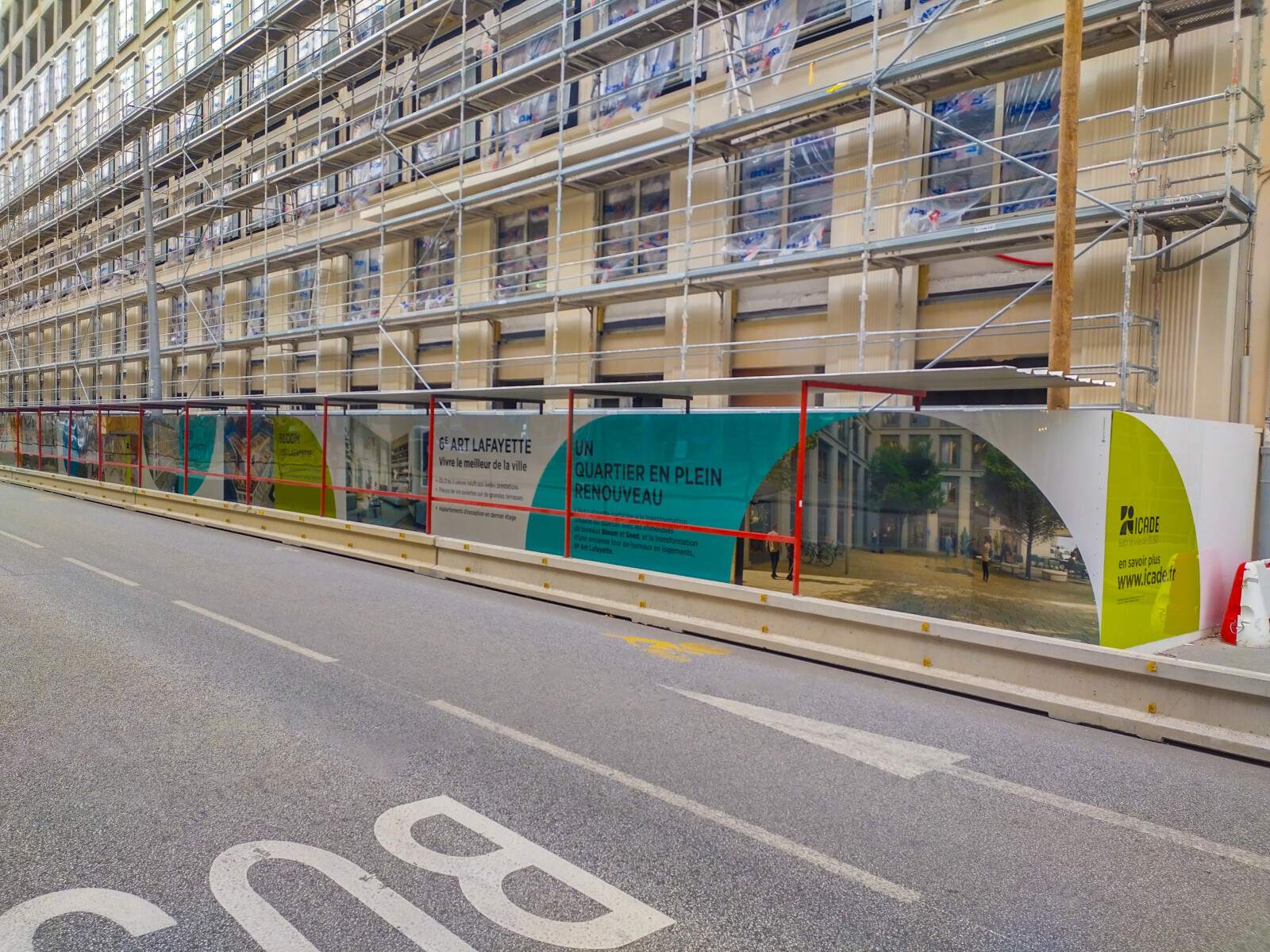 Transformer une palissade de chantier en média : ICADE à Lyon