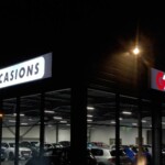 Enseigne lightbox vs lettres découpées – cas Centrale Auto en région lyonnaise
