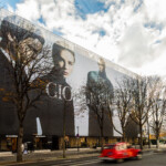 Enveloppe de chantier Avenue Montaigne pour Giorgio Armani, façade intégrée et premium par LightAir