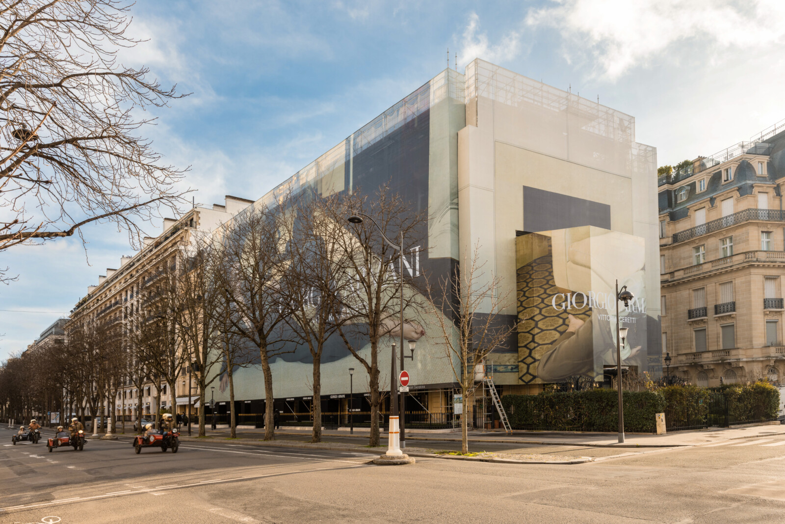 Enveloppe de chantier Avenue Montaigne pour Giorgio Armani, façade intégrée et premium par LightAir