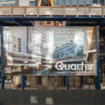 : Vue d’ensemble de l’habillage de chantier grand format à Paris Bercy – projet Quarter de Gecina