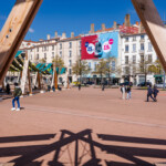Affichage XXL en toile microperforée à Lyon, vue de jour avec la place Bellecour dégagée.