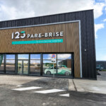 Déploiement multi-sites 123 Pare-Brise à Villabé : enseigne traditionnelle en lettres lumineuses et vitrophanie sur les vitrages.