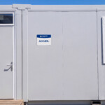 Panneau d'accueil sur la base de vie, intégré au projet global de signalétique et d'enseigne en lettrages découpés à Saint Pardoux.