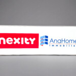 Vue de face sur fond gris de la LightBox Grue latérale conçue pour les promoteurs Nexity et Anahome à Vaulx-en-Velin.