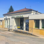 Vue d'ensemble extérieure de la façade et de sa signalétique d'agence bancaire en adhésif dépoli à Marcigny.
