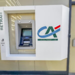Habillage en relief de tôle aluminium laqué pour borne de retrait automatique, partie de la signalétique d'agence bancaire à Toulon.