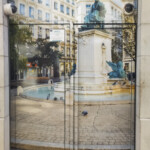 Détail de l'habillage adhésif imprimé paysage, complétant la signalétique d'agence bancaire à Lyon Ainay.