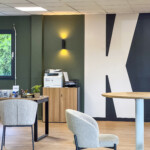 Décoration murale avec le K en adhésif découpé Kariboo (zoom), dans le cadre de notre projet de signalétique extérieure et intérieure à Fleurieux.