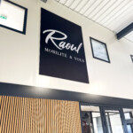 Cadre en toile tendue UltraSlimBox Easy Raoul Mobilités, une solution de notre offre de signalétique extérieure et intérieure à Fleurieux.