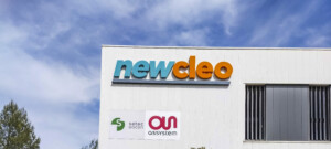 Zoom sur l'enseigne colorée en relief, conçue par LightAir pour la signalétique du site industriel Newcleo à Chusclan.