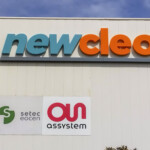 Zoom sur l'enseigne colorée en relief, conçue par LightAir pour la signalétique du site industriel Newcleo à Chusclan.