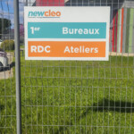 Panneau directionnel extérieur en dibond imprimé orientant vers les bureaux et l'atelier, pour la signalétique du site industriel Newcleo à Chusclan.