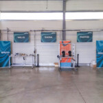 Panneau PVC imprimé et suspendu au-dessus des machines, égayant les espaces intérieurs grâce à la signalétique du site industriel Newcleo à Chusclan.